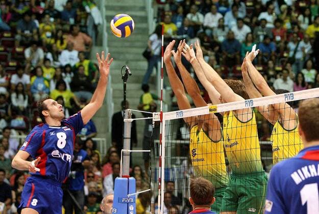 Sergey Tetyukhin (Rußland, li.) gegen den brasilianischen Dreierblock -  Volleyball Länderspiel Herren FIVB World League 2008, Worldleague, Weltliga, Nationalteam, Nationaltrikot Gruppe Rio de Janeiro Dynamik,