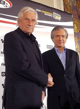 ÖFB Präsident Friedrich Stickler präsentiert während der Pressekonferenz den neuen Nationaltrainer Karel Brückner (beide Österreich) -  Fußball Herren Nationalteam 2008, Präsentation, Pressekonferenz, Pressetermin, Vdig Gruppe Wien