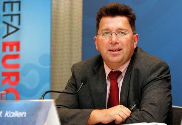 Martin Kallen (Schweiz Geschäftsführer Euro 2008) äußert sich auf einer Pressekonferenz zur Bilanz der Fußball Europameisterschaft 2008 -  Fußball EM Herren Bilanz Euro 2008, Pressekonferenz, Pressetermin Einzelbild Wien Nachdenklichkeit,