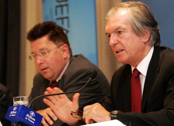 ÖFB Präsident Friedrich Stickler (Österreich, re.) und Martin Kallen (Schweiz Geschäftsführer Euro 2008) äußern sich auf einer Pressekonferenz zur Bilanz der Fußball Europameisterschaft 2008 -  Fußball EM Herren Bilanz Euro 2008, Pressekonferenz, Pressetermin Gruppe Wien Nachdenklichkeit,