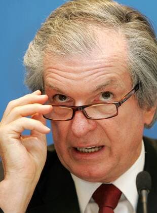 ÖFB Präsident Friedrich Stickler (Österreich) äußert sich auf einer Pressekonferenz zur Bilanz der Fußball Europameisterschaft 2008 -  Fußball EM Herren Bilanz Euro 2008, Pressekonferenz, Pressetermin Porträt Wien Nachdenklichkeit, Skepsis,