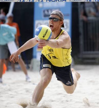 Jonas Reckermann (Deutschland) am Ball Beachvolleyball Herren Swatch FIVB Beach World Tour 2008, Grand Slam, Einzelbild Klagenfurt Dynamik,