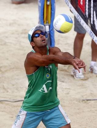 Pedro Solberg Salgado (Brasilien) am Ball Beachvolleyball Herren Swatch FIVB Beach World Tour 2008, Grand Slam, Einzelbild Klagenfurt Dynamik,