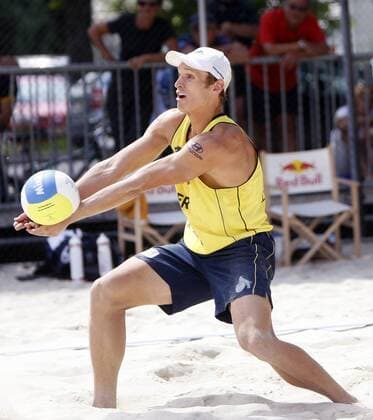 Mischa Urbatzka (Deutschland) am Ball Beachvolleyball Herren Swatch FIVB Beach World Tour 2008, Grand Slam, Einzelbild Klagenfurt Dynamik,