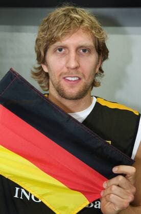 Dirk Nowitzki (Deutschland) präsentiert die Nationalfahne Basketball OS Sommer Herren Vorschau Olympische Spiele Peking, 2008, Sommerspiele, Nationalmannschaft Porträt Bamberg
