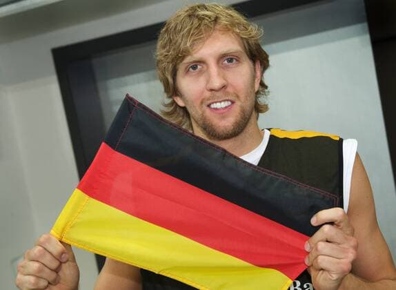 Dirk Nowitzki (Deutschland) präsentiert die Nationalfahne Basketball OS Sommer Herren Vorschau Olympische Spiele Peking, 2008, Sommerspiele, Nationalmannschaft Einzelbild Bamberg