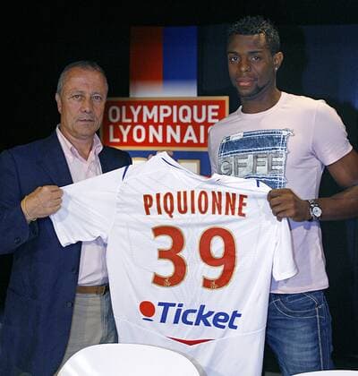 Sportlicher Leiter Bernard Lacombe (li.) stellt Neuzugang Frederic Piquionne (beide Lyon) vor -  Fußball Herren Ligue 1 2008 2009, OL, Olympique Lyonnais, 1. Französische Liga, Präsentation, Pressetermin Gruppe Lyon
