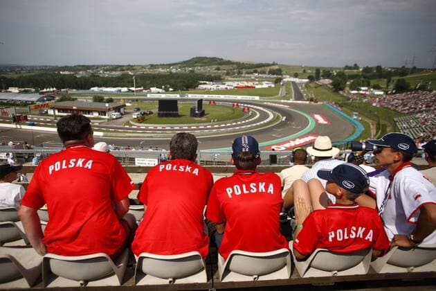 Fans von Robert Kubica (Polen BMW Sauber) am Hungaroring mit guter Aussicht auf Kurve 14 Motorsport Grand Prix Herren Großer Preis von Ungarn 2008, Formel 1 Weltmeisterschaft, F1, F, GP, WM Totale Hungaroring Budapest