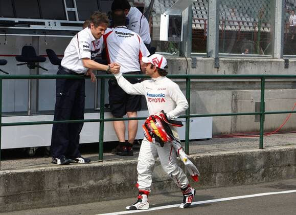 Timo Glock (Deutschland Toyota, re.) begrüßt einen BMW Sauber Techniker Motorsport Grand Prix Herren Großer Preis von Ungarn 2008, Formel 1 Weltmeisterschaft, F1, F, GP, WM Gruppe Hungaroring Budapest Freude,