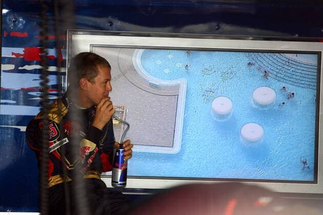 Sebastian Vettel (Deutschland Toro Rosso) schaut sich auf einem Bildschirm in der Box Frauen in einem Swimmingpool an Motorsport Grand Prix Herren Großer Preis von Ungarn 2008, Formel 1 Weltmeisterschaft, F1, F, GP, WM Einzelbild Hungaroring Budapest Freude,