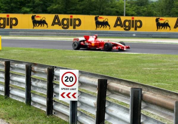 Speedlimit 20 km h am Hungaroring - Dahinter Kimi Räikkönen (Finnland Ferrari) rast in seinem Boliden vorbei Motorsport Grand Prix Herren Großer Preis von Ungarn 2008, Formel 1 Weltmeisterschaft, F1, F, GP, WM Totale Hungaroring Budapest