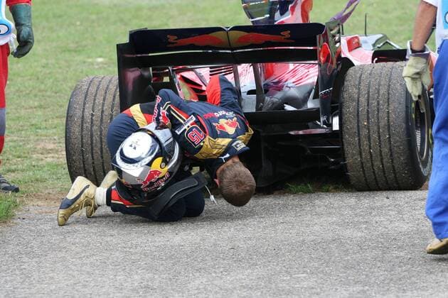 Sebastian Vettel (Deutschland Toro Rosso) schaut nach dem Ausfall in das Heck seines defekten Boliden Motorsport Grand Prix Herren Großer Preis von Ungarn 2008, Formel 1 Weltmeisterschaft, F1, F, GP, WM Einzelbild Hungaroring Budapest