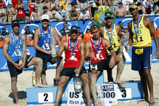 Siegerehrung der FIVB Swatch Beach World Tour 2008 in Klagenfurt, v.li.: Stein Metzger und Mark Williams (beide USA), die Sieger Igor Kolodinsky und Barsouk Dmitri (beide Rußland) und Ricardo Alex Costa Santos und Emanuel Rego (beide Brasilien) Beachvolleyball Herren FIVB Swatch Beach World Tour 2008, Grand Slam, Vdig Gruppe Klagenfurt Freude,