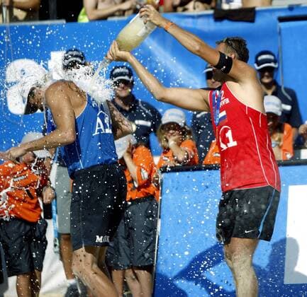 Dmitri Barsouk (Rußland, re.) und Mark Williams (USA) jubeln während der Siegerehrung anlässlich der FIVB Swatch Beach World Tour 2008 in Klagenfurt Beachvolleyball Herren FIVB Swatch Beach World Tour 2008, Grand Slam, Vdig Gruppe Klagenfurt Freude, Begeisterung,