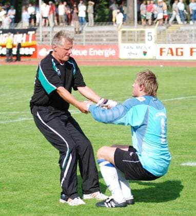 Trainer Werner Dreßel (li.) hilft Torwart Matthias Küfner (beide Schweinfurt) auf Fußball Herren Oberliga Bayern 2008 2009, Bayernliga, 1. FC Schweinfurt 05 Gruppe Schweinfurt Kameradschaft,