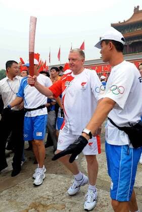 Fackelläufer und IOC Mitglied Hein Verbruggen (Niederlande) -  Basketball OS Sommer Herren Olympische Spiele Peking 2008, Sommerspiele, olympischer Fackellauf Gruppe Peking