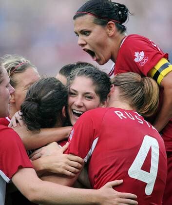 Torjubel Kanada, u. a.: Kara Lang (Mitte) und Christine Sinclair (obenauf) - Fußball OS Sommer Damen Olympische Spiele Peking 2008, Sommerspiele, Länderspiel, Frauen, Frauenfußball Gruppe Tianjin Freude, Begeisterung,