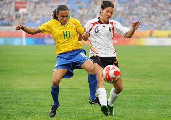 IMAGO Iconic Moments, Fußball - Frauen Marta (Brasilien, li.) gegen Linda Bresonik (Deutschland) - Fußball OS Sommer Damen Olympische Spiele Peking 2008, Sommerspiele, Länderspiel, Nationalmannschaft, Nationaltrikot, Frauen Gruppe Shenyang Dynamik,