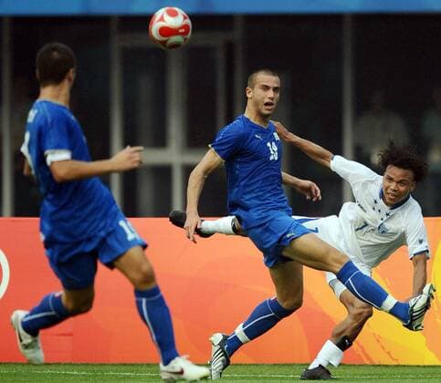 Sebastian Giovinco (Italien, Mitte) gegen Emil Martinez (Honduras, re.) -  Fußball OS Sommer Herren Olympische Spiele Peking 2008, Sommerspiele, Nationalmannschaft, Olympiateam, Länderspiel Gruppe Qinhuangdao Dynamik,