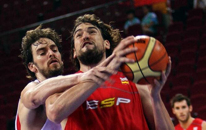 Pau Gasol (li.) und Bruder Marc Gasol (beide Spanien) im Duell -  Basketball OS Sommer Herren Olympische Spiele Peking 2008, Sommerspiele, Nationalmannschaft, Training Gruppe Peking Dynamik,