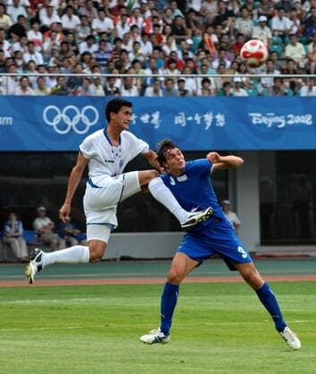 Paolo de Ceglie (Italien, re.) im Duell -  (IMCpau21079309) Fußball OS Sommer Herren Olympische Spiele Peking 2008, Sommerspiele, Länderspiel, Nationalmannschaft, Nationaltrikot, Gruppe Qinhuangdao Dynamik,