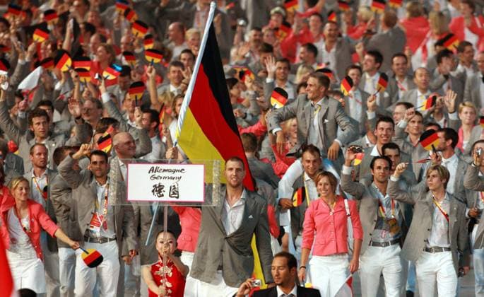 Fahnenträger Dirk Nowitzki (Deutschland) führt die deutsche Delegation bei der Eröffnungsfeier der Olympischen Spiele 2008 an Basketball OS Sommer Herren Olympische Spiele 2008, Sommerspiele, Eröffnungsfeier, Eröffnungszeremonie, Zeremonie, Eröffnung, Totale Peking