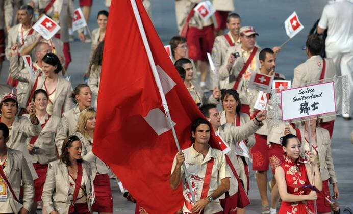 Fahnenträger Roger Federer (Schweiz) führt die Schweizer Delegation bei der Eröffnungsfeier der Olympischen Spiele in Peking 2008 an -  Tennis OS Sommer Herren Olympische Spiele 2008, Sommerspiele, Eröffnungsfeier, Eröffnungszeremonie, Zeremonie, Eröffnung, Totale Peking