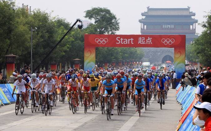 Start des Straßenrennen bei den olympischen Sommerspielen 2008 in Peking -  Radsport OS Sommer Herren Olympische Spiele 2008, Sommerspiele, Straßenradsport, Straße, Rad Totale Peking