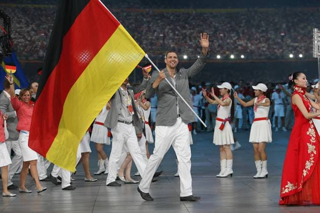 Fahnenträger Dirk Nowitzki (Deutschland) führt die deutsche Delegation während der Eröffnungsfeier der Olympischen Spiele in Peking 2008 an Basketball OS Sommer Herren Olympische Spiele 2008, Sommerspiele, Eröffnungsfeier, Eröffnungszeremonie, Eröffnung, Vdig Gruppe Peking