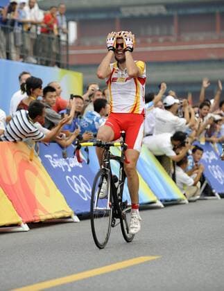 Samuel Sanchez (Spanien) - Olympiasieger 2008 in Peking jubelt -  Radsport OS Sommer Herren Vorschau Olympische Spiele Peking 2008, Sommerspiele, Rad, Straßenradsport, Strasse, Vdig Einzelbild Peking Freude, Begeisterung,