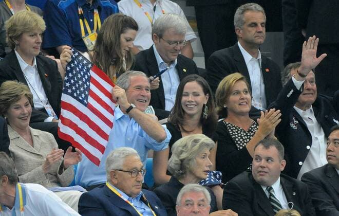 Olympia, Historie, Rückblick auf die Sommerspiele 2008 in Peking Hoher Besuch am Rande der olympischen Schwimmwettbewerbe - Präsident George W. Bush (2.v.li.) mit Ehefrau Laura (li.), Tochter Barbara (Mitte) und Vater George Bush Sen. (re.), vo.: Henry Kissinger ...-  (OLY20080810110) Schwimmen OS Sommer Herren Olympische Spiele 2008, Sommerspiele Gruppe Peking Freude,