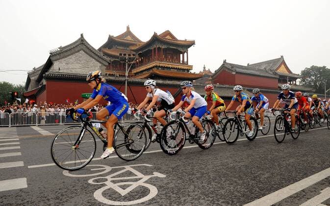 Peloton des olympischen Radrennens 2008 passiert den Yonghegong Lama Tempel -  Radsport OS Sommer Damen Olympische Spiele Peking 2008, Sommerspiele, Straßenradsport, Straße, Rad Totale Peking