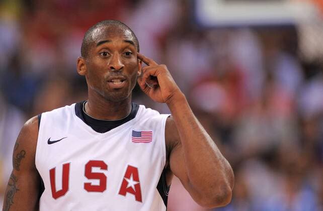 Kobe Bryant (USA) zeigt einen Vogel Basketball OS Sommer Herren Olympische Spiele 2008, Sommerspiele, Länderspiel, Nationalteam, Nationaltrikot Einzelbild Peking Enttäuschung,