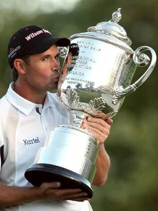 Padraig Harrington (Irland) küsst die Rodman Wanamaker Trophy für den Gewinn der PGA Championship 2008 -  (DEP2008081024) Golf Herren PGA Championship 2008, Tour Einzelbild Bloomfield Township