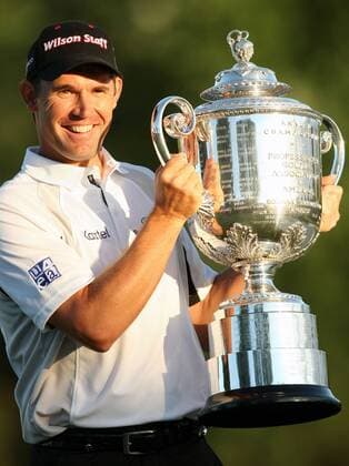 Padraig Harrington (Irland) präsentiert die Rodman Wanamaker Trophy für den Gewinn der PGA Championship 2008 -  (DEP2008081013a) Golf Herren PGA Championship 2008, Tour Einzelbild Bloomfield Township