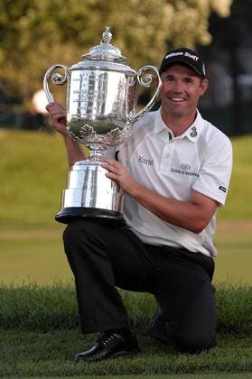 Padraig Harrington (Irland) präsentiert die Rodman Wanamaker Trophy für den Gewinn der PGA Championship 2008 -  (DEP2008081015) Golf Herren PGA Championship 2008, Tour Einzelbild Bloomfield Township