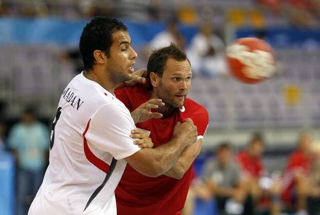 Lars Christiansen (Dänemark, re.) im Duell -  Handball OS Sommer Herren Olympische Spiele Peking 2008, Sommerspiele, Länderspiel, Nationalmannschaft, Nationaltrikot, Gruppe Peking Dynamik,