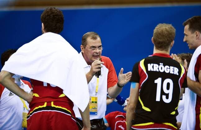 Bundestrainer Stelian Moculescu (Deutschland, Mitte) gibt Anweisungen Volleyball OS Sommer Herren Olympische Spiele 2008, Sommerspiele, Nationalteam, Nationaltrikot, Länderspiel, Gruppe Peking