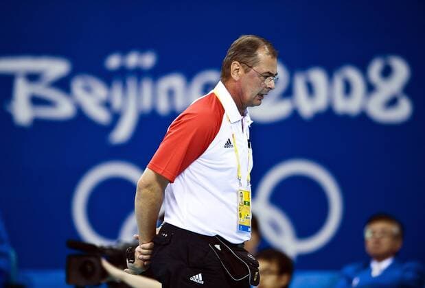 Bundestrainer Stelian Moculescu (Deutschland) nachdenklich Volleyball OS Sommer Herren Olympische Spiele 2008, Sommerspiele, Nationalteam, Länderspiel, Einzelbild Peking Nachdenklichkeit,