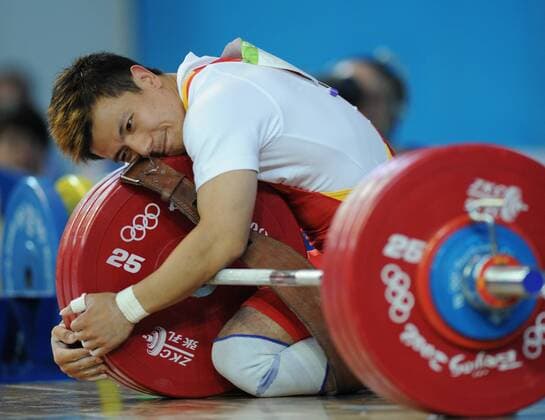 Zhang Xiangxiang (China) hat nach seinem Olympiasieg die Gewichte ganz lieb -  Gewichtheben OS Sommer Herren Olympische Spiele Peking 2008, Sommerspiele, Klasse bis 62kg Einzelbild Peking Romantik, Freude,
