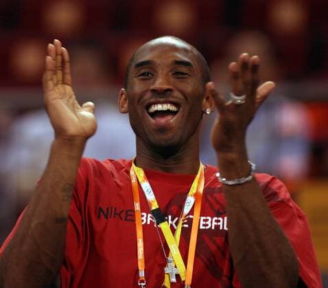 Kobe Bryant (USA) gut gelaunt bei einem Spiel der US Damen -  (OLY20080811907) Basketball OS Sommer Herren Olympische Spiele 2008, Sommerspiele, Nationalteam, Länderspiel Einzelbild Peking