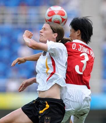 Kerstin Garefrekes (Deutschland, li.) gegen Om Jong Ran (Nordkorea) - Fußball OS Sommer Damen Olympische Spiele 2008, Sommerspiele, Peking, Frauen, Frauenfußball, Länderspiel, Nationalteam Gruppe Tianjin Dynamik, Kampf,