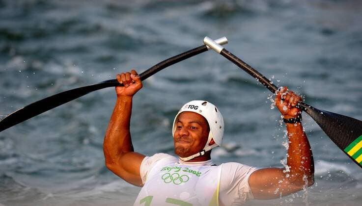 Olympia, Historie, Rückblick auf die Sommerspiele 2008 in Peking Benjamin Boukpeti (Togo) zerbricht sein Paddel vor Freude über seinen 3. Platz bei den Olympischen Spielen 2008 in Peking - Kanu OS Sommer Herren Olympische Spiele 2008, Sommerspiele, Kanusport, Kajak, Wildwasserkajak, Wildwasserkanu, Wildwasser Einzelbild o0 Kanuslalom K1, K 1 Peking Freude, Begeisterung,