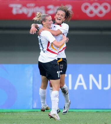 Anja Mittag (li.) und Fatmire Bajramaj (beide Deutschland) - Torjubel - Fußball OS Sommer Damen Olympische Spiele 2008, Sommerspiele, Nationalteam, Nationaltrikot, Länderspiel Gruppe o0 Peking Tianjin Freude, Begeisterung,