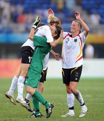 Schlußjubel Deutschland, v.li.: Anja Mittag, Torfrau Nadine Angerer und Kerstin Stegemann - Fußball OS Sommer Damen Olympische Spiele 2008, Sommerspiele, Nationalteam, Nationaltrikot, Länderspiel Gruppe o0 Peking Tianjin Freude, Begeisterung,