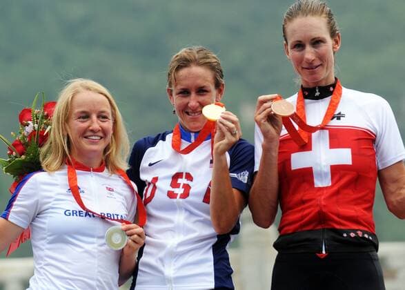 Siegerehrung m Zeitfahren, v.li.: Emma Pooley (Großbritannien), Olympiasiegerin Kristin Armstrong (USA) und Karin Thürig (Schweiz) -  Radsport OS Sommer Damen Olympische Spiele Peking 2008, Sommerspiele, Straßenradsport, Straße, Rad, Gruppe Peking Freude,