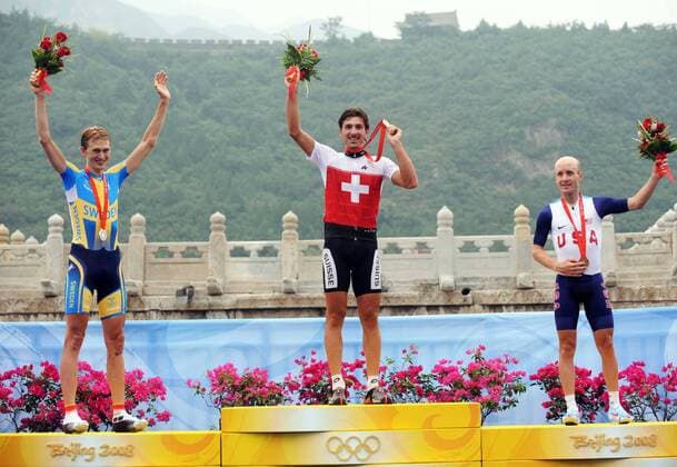 Siegerehrung Zeitfahren in Peking 2008: Olympiasieger Fabian Cancellara (Schweiz, Mitte), Gustav Larsson (Schweden, li.) und Levi Leipheimer (USA) -  Radsport OS Sommer Herren Olympische Spiele Peking 2008, Sommerspiele, Straßenradsport, Straße, Rad, Einzelzeitfahren Totale Peking Freude,