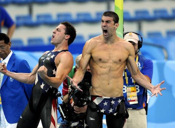 Gold für USA in der 4x100m Freistil Staffel bei den olympischen Spielen 2008: Michael Phelps (re.) und Garrett Weber Gale jubeln -  Schwimmen OS Sommer Herren Olympische Spiele 2008, Sommerspiele, Gruppe Peking Freude, Begeisterung,