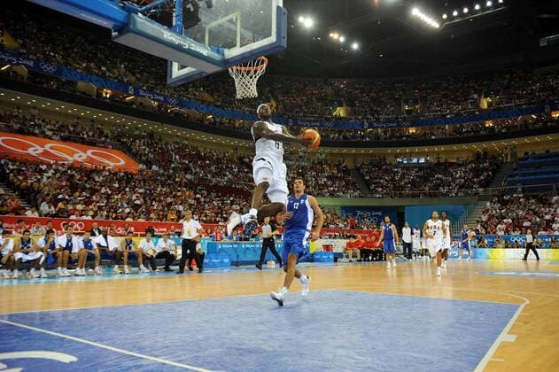 LeBron James (USA, li.) - Dunking in der Wukesong Basketballhalle gegen Griechenland -  Basketball OS Sommer Herren Olympische Spiele 2008, Sommerspiele, Nationalteam, Länderspiel, Nationaltrikot Totale Peking Dynamik,