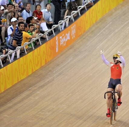 Rene Enders (Deutschland) jubelt über den dritten Platz im Teamsprint bei Olympia 2008 -  Radsport OS Sommer Herren Olympische Spiele Beijing 2008, Sommerspiele, Rad, Bahn, Halle, Indoor, Bahnrad, Bahnradsport Totale Beijing Freude,